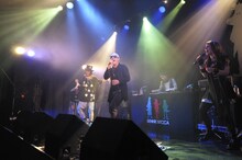 「What's up TOKYO～!!」とノリノリで登場したBlaise Plant（写真中央）。