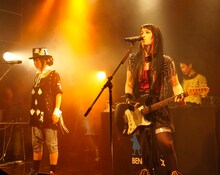 CICO（写真左）はMCでファンのコールに促され、まさかの客席ダイブを披露する一幕も。