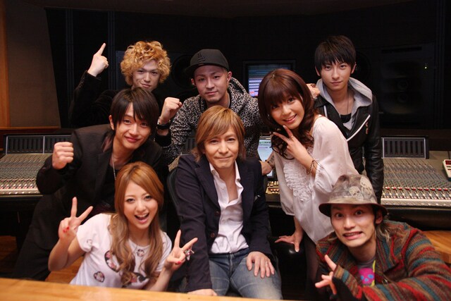 レコーディングスタジオで記念撮影する小室哲哉（写真中央）とAAAメンバー。