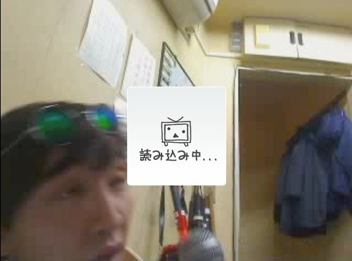 渋谷駅前交番で事情聴取を受ける神聖かまってちゃん・の子（写真は配信強制停止後のニコニコ生放送の画面）。