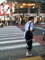 タワーレコード渋谷店に移動する途中、信号待ちでファンに話しかけられるの子。