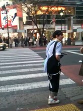 タワーレコード渋谷店に移動する途中、信号待ちでファンに話しかけられるの子。