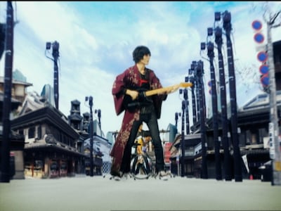 「銀魂」の世界を思わせる風景の中、着物姿でギターを奏でる氏原ワタル（Vo,G）。