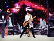 赤塚ヤスシ（B）の演奏シーン。めまぐるしく変化する背景にも注目だ。