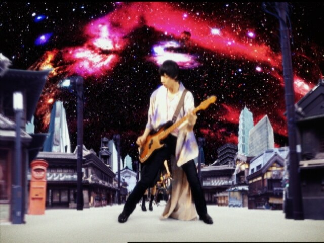 赤塚ヤスシ（B）の演奏シーン。めまぐるしく変化する背景にも注目だ。