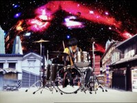 森田ケーサク（Dr）は山吹色を基調とした着物姿。