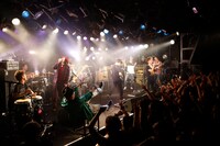 写真は渋谷CLUB QUATTROライブの様子。