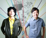 最近Twitterアカウントを取得し、随時レコーディングのことなどをつぶやいている小宮山純平(Dr/写真右)。IDは@kommy_drums。