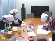 作業に没頭するあまりすっかり工場員と化すまり(Vo, G)、やよい(B)、みずえ(Dr)。