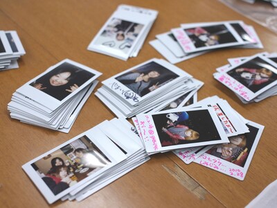 ドッサリ用意されたチェキ写真。道のりは長い。