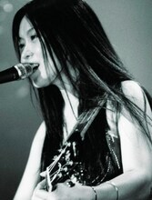 KUMIは「FANの皆様とは、LIVE会場でお会い出来ることを楽しみにしています」とコメント。