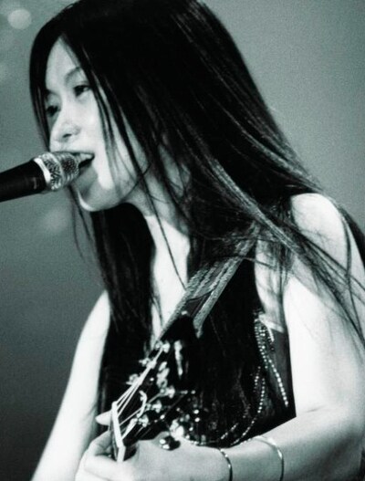 KUMIは「FANの皆様とは、LIVE会場でお会い出来ることを楽しみにしています」とコメント。