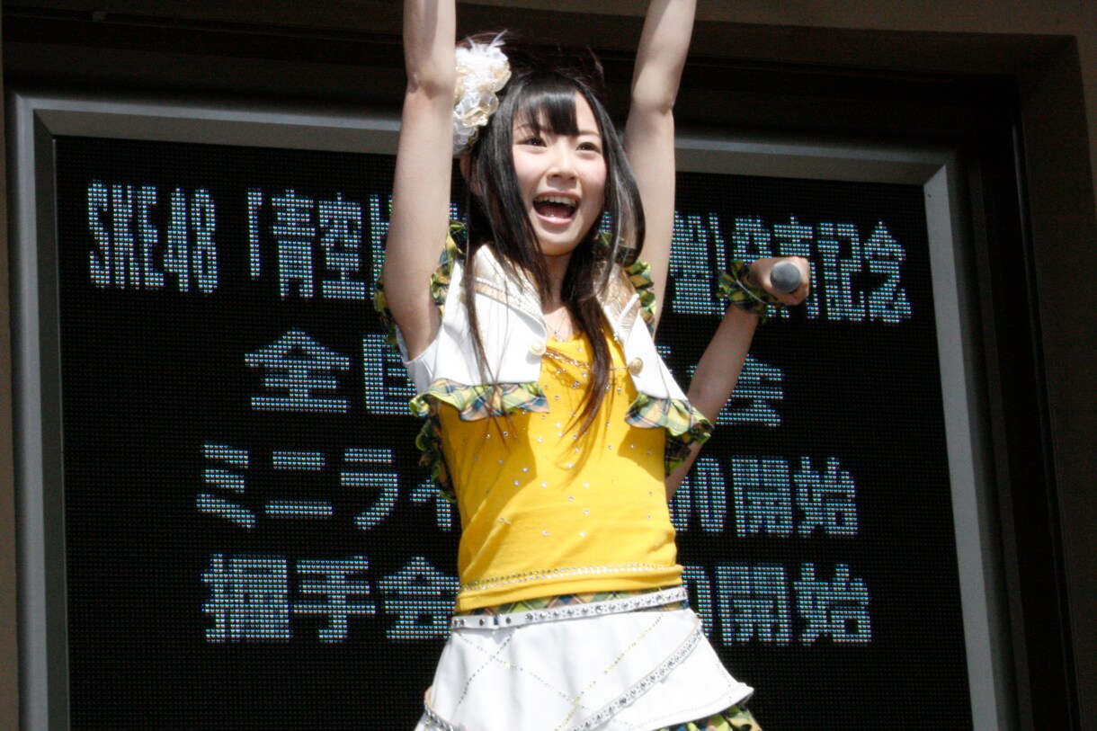 矢神久美（写真左）と松井玲奈（右） - SKE48、青空の東京ドームシティ