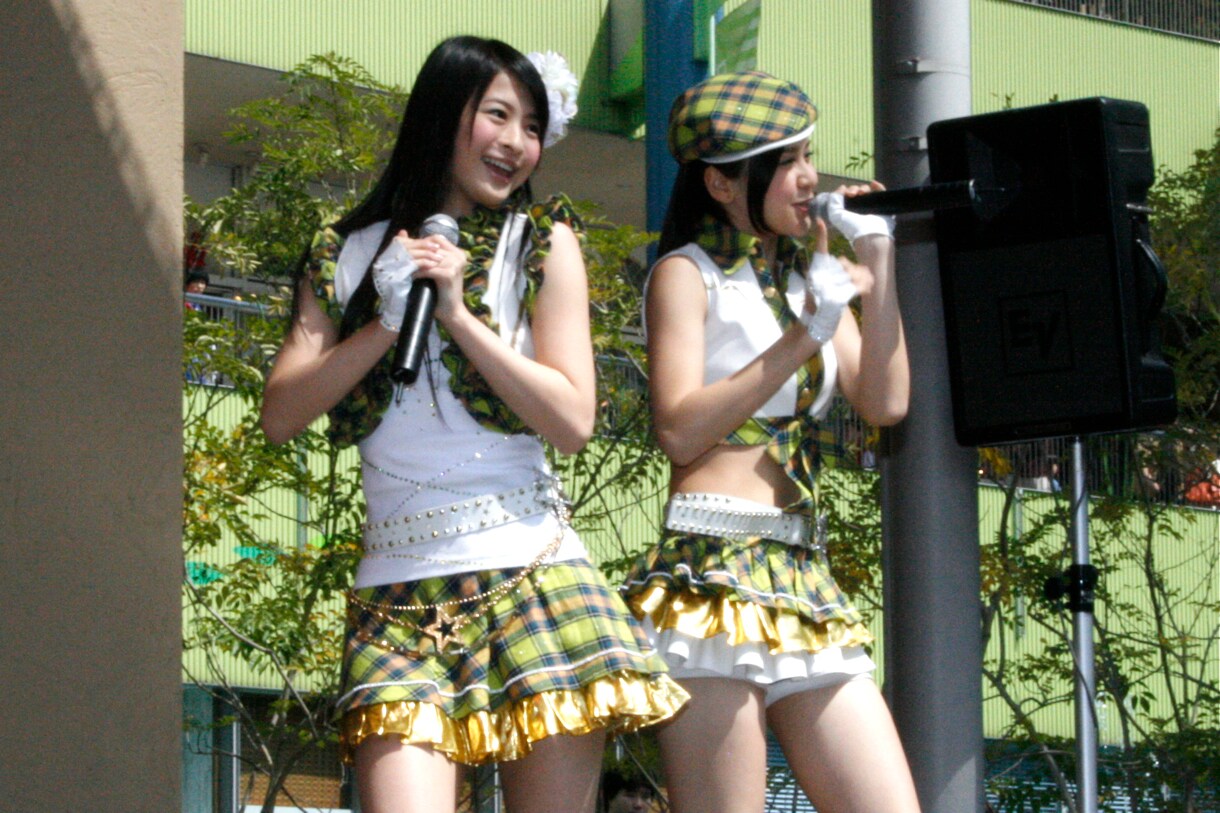 矢神久美（写真左）と松井玲奈（右） - SKE48、青空の東京ドームシティ