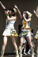 向田茉夏（写真左）と松井珠理奈（右）