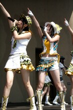 向田茉夏（写真左）と松井珠理奈（右）