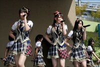 桑原みずき（写真左）、小野晴香（中央）、高田志織（右）