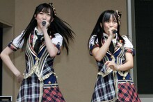 須田亜香里（写真左）、斉藤真木子（右）