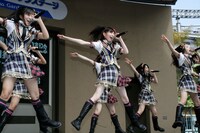 「バンジー宣言」を披露するチームB.L.T.のメンバー。