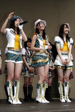 矢神久美（写真左）、松井珠理奈（中央）、松井玲奈（右）