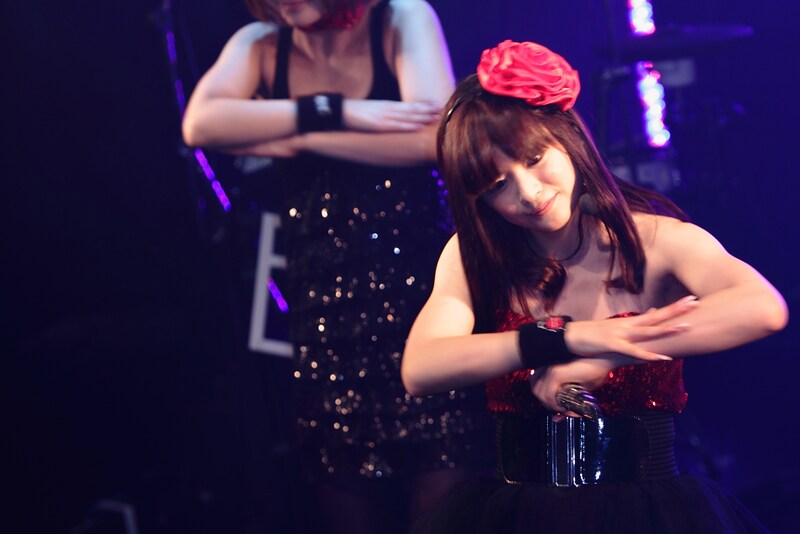 写真は昨日4月11日のワンマンライブより。この日のステージでは「Summeeeeeeeer set (feat.AYUSE KOZUE)」「チャイナ・ディスコティカ」「ロボットハニー」など全20曲が披露された。