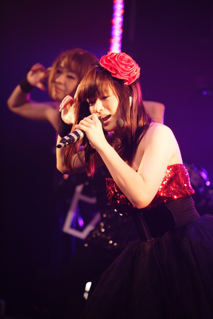 スパンコールのドレスと赤いバラを模した帽子、そしてマイクにはオリジナルの飾りカバー。おしゃれだ。