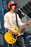 最初のMCでは「今日はみんなに集まってもらってすごくうれ、うれしいです」と少し噛むなど、緊張した様子も見せた藤原。