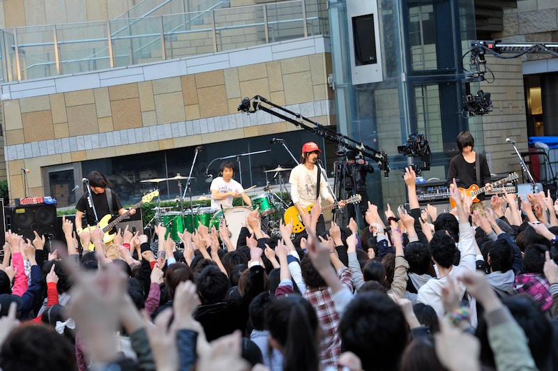 ステージ上のメンバーのみならず会場に集まった観客も、久しぶりのライブを全身で満喫。