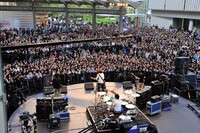 入場後には「HAPPY」演奏時の拍手やジャンプの練習が行われ、観客は楽しそうにスタッフの指示に従った。これは、この日撮影された映像を編集して「HAPPY」のビデオクリップにするため。PVは完成次第（「HAPPY」リリース当日の4月14日を予定）、YouTubeのTOY'S FACTORY公式チャンネルで公開される予定なので、期待しておこう。