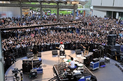 入場後には「HAPPY」演奏時の拍手やジャンプの練習が行われ、観客は楽しそうにスタッフの指示に従った。これは、この日撮影された映像を編集して「HAPPY」のビデオクリップにするため。PVは完成次第（「HAPPY」リリース当日の4月14日を予定）、YouTubeのTOY'S FACTORY公式チャンネルで公開される予定なので、期待しておこう。