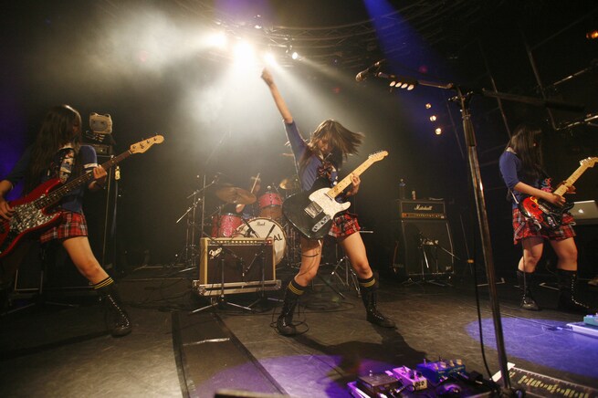 全国8都市のライブハウスで力強いパフォーマンスを披露したSCANDAL。