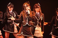 公演2曲目「合格Kiss」では、メンバー全員がメガネを着用。