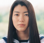 こちらは通常盤ジャケット。初回生産限定盤と比べ、セーラー服が冬用から夏用のものに。