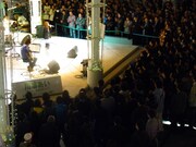 写真は4月9日にラゾーナ川崎プラザ ルーファ広場グランドステージで行われた、ニューシングル「春の夢」リリース記念イベントの様子。