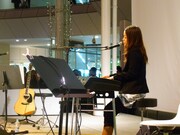 4月9日にはニューシングル「春の夢」リリース記念イベントを、ラゾーナ川崎プラザ ルーファ広場グランドステージで行った川嶋あい。当日は新曲「春の夢」に加え、卒業ソングの定番となった「旅立ちの日に…」などを披露し、会場を大いに盛り上げた（写真はイベント当日の様子）。