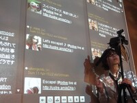 会場内は無線LANが開放され、プロジェクターにはTwitterの画面がリアルタイムで投影された。