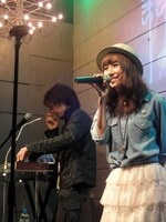 写真は4月11日に渋谷タンジェリンで行なわれた「シークレットバケイション vol.4」の模様。限定販売されたグッズやカレーライスも好評となった。