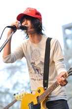 藤原基央（Vo, G）