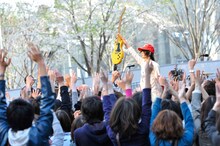 右手で愛器のレスポールスペシャルを高々と掲げる藤原基央（写真は4月10日のライブの様子）。