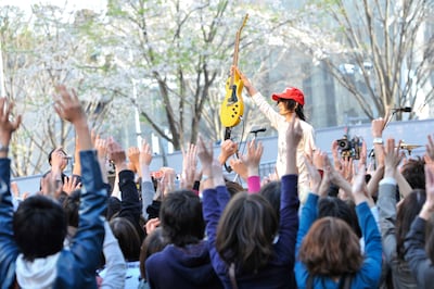 右手で愛器のレスポールスペシャルを高々と掲げる藤原基央（写真は4月10日のライブの様子）。