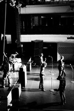 撮影スタッフが照明チェックをする中、それぞれ自分の立ち位置や楽器のセッティングを確認をするTHE BAWDIESのメンバー。