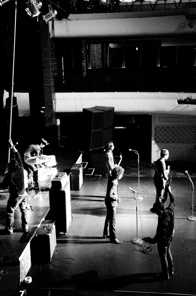 撮影スタッフが照明チェックをする中、それぞれ自分の立ち位置や楽器のセッティングを確認をするTHE BAWDIESのメンバー。