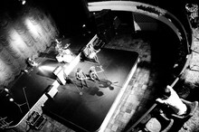 リハーサル中のTHE BAWDIES。