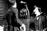 メイクを直してもらうJIM（G／写真右）。