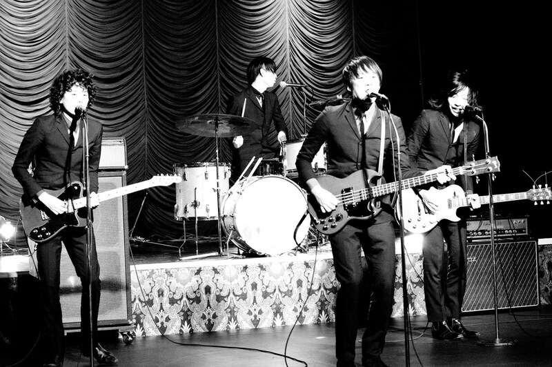 東京キネマ倶楽部の独特な雰囲気と相まって、1960年代にタイムスリップしたかのような空気を生み出していったTHE BAWDIES。