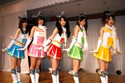 写真左からあおキュイン（出口陽）、ももキュイン（平田璃香子）、あかキュイン（高田志織）、みどキュイン（古川愛李）、きキュイン（小野晴香）。