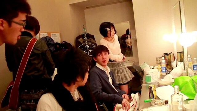 カメラは楽屋にも潜入。普段は見ることのできないメンバーの姿をとらえている。