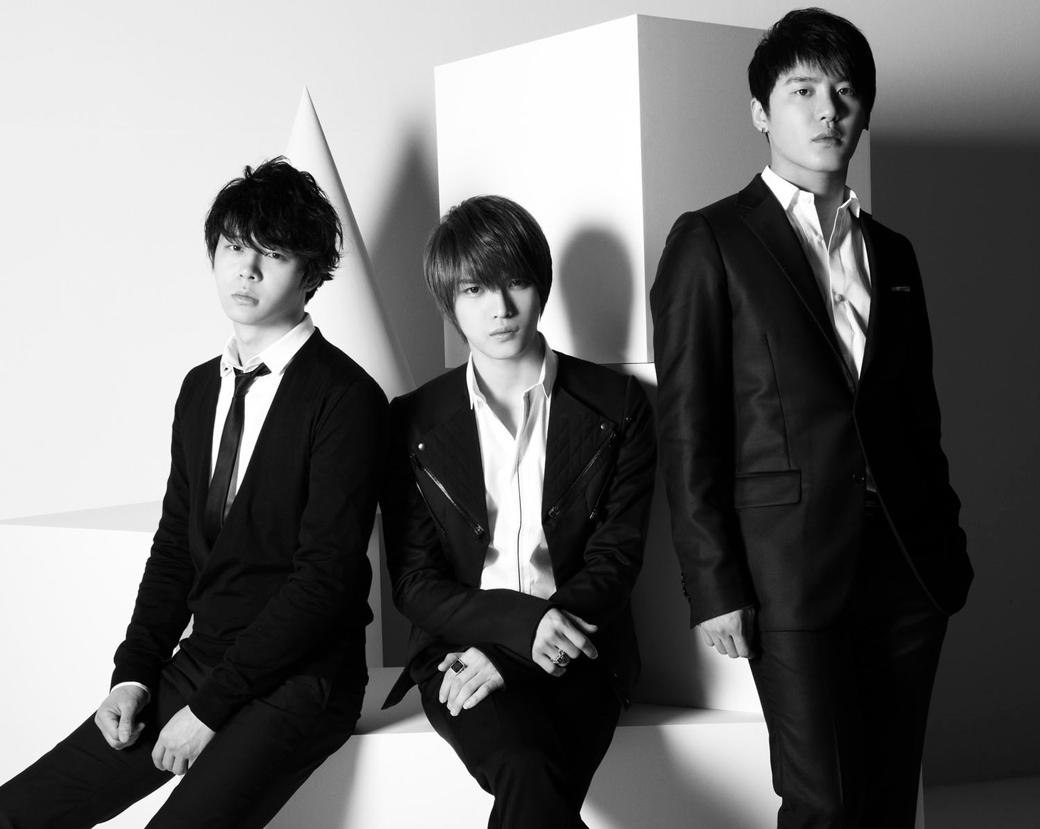 東方神起としての活動を休止したジュンス（写真右）は「XIAH junsu」名義のソロシングル（タイトル未定）を5月26日にリリース。また、東方神起メンバーのジェジュン（中央）、ユチョン（左）とともに新ユニットを結成し、6月に大阪と東京でドーム公演を行う。