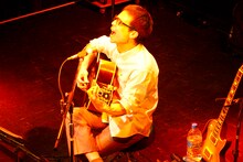 磯部正文は4月22日と25日に高円寺AMP CAFEにて弾き語りライブを実施。また4月21日から26日まで同会場で個展「iso painting」を開催する。