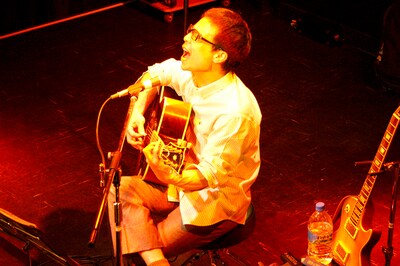 磯部正文は4月22日と25日に高円寺AMP CAFEにて弾き語りライブを実施。また4月21日から26日まで同会場で個展「iso painting」を開催する。